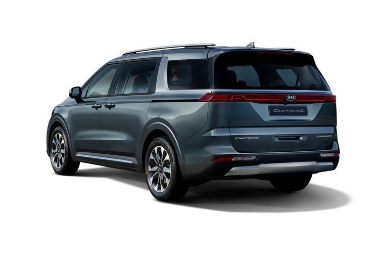 Tại quê nhà Hàn Quốc, Kia Sedona 2021 sẽ được phân phối với động cơ xăng hút khí tự nhiên V6 3.5L thay thế cho máy xăng 3.3L hiện hành hoặc dầu diesel SmartStream 2.2D chia sẻ từ Sorento mới nhất, cả hai đều đi kèm hộp số tự động 8 cấp. Trong đó, phiên bản xăng mạnh 294 mã lực, tăng 14 mã lực so với bản cũ, và bản dầu diesel cho công suất tối đa 202 mã lực.