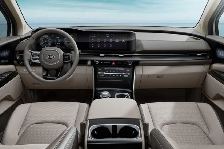 Chiếc MPV Kia Sedona mới được cách tân toàn diện về phần thiết kế, bắt đầu từ mặt tiền. Cụm đèn chiếu sáng chính được thiết kế khá điệu đà nhưng vẫn không kém phần nam tính, đi cung hệ thống đèn định vị ban ngày được ôm trọn hai bên của mặt ca-lăng hình mũi hổ, lưới tản nhiệt cầu kỳ hơn, mâm xe mới kết hợp với phần thân xe góc cạnh càng khiến Sedona 2021 thu hút hơn.