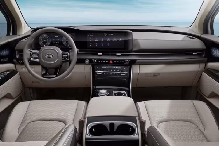 Chiếc MPV Kia Sedona mới được cách tân toàn diện về phần thiết kế, bắt đầu từ mặt tiền. Cụm đèn chiếu sáng chính được thiết kế khá điệu đà nhưng vẫn không kém phần nam tính, đi cung hệ thống đèn định vị ban ngày được ôm trọn hai bên của mặt ca-lăng hình mũi hổ, lưới tản nhiệt cầu kỳ hơn, mâm xe mới kết hợp với phần thân xe góc cạnh càng khiến Sedona 2021 thu hút hơn.