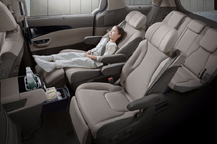 Xe có kích thước dài x rộng x cao lần lượt là 5.155 x 1.995 x 1.740 mm và chiều dài cơ sở 3.090 mm, như vậy, Sedona mới dài hơn 40mm, rộng hơn 10mm so với thế hệ trước, điều này trực tiếp làm tăng thêm không gian nội thất của chiếc MPV.