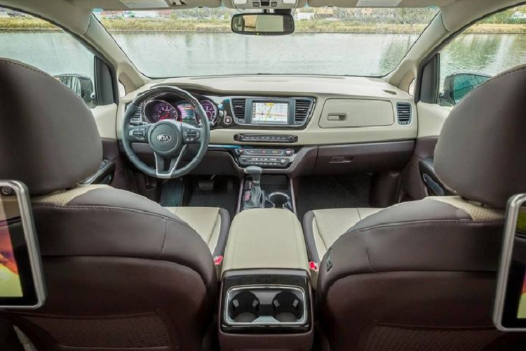 Khoang cabin của Kia Sedona 2021 đã được thiết kế lại toàn bộ, nổi bật nhất chính là sự xuất hiện của bộ đôi màn hình giải trí và đồng hồ công-tơ-mét dạng LCD nối dài với kích thước 12.3 inch tương ứng, chi tiết này "hao hao" với các mẫu S-Class của Mercedes-Benz. Bên cạnh đó, khu vực táp-lô trung tâm cũng được tái thiết kế, gọn gàng và chỉn chu hơn. Xe còn có vô-lăng 4 chấu mới kèm các phím chức năng, ghế ngồi bọc da cao cấp, cần số điện tử...