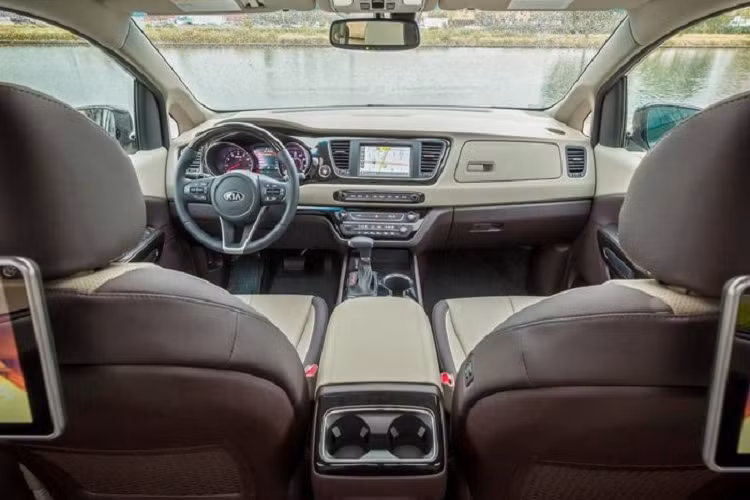 Khoang cabin của Kia Sedona 2021 đã được thiết kế lại toàn bộ, nổi bật nhất chính là sự xuất hiện của bộ đôi màn hình giải trí và đồng hồ công-tơ-mét dạng LCD nối dài với kích thước 12.3 inch tương ứng, chi tiết này "hao hao" với các mẫu S-Class của Mercedes-Benz. Bên cạnh đó, khu vực táp-lô trung tâm cũng được tái thiết kế, gọn gàng và chỉn chu hơn. Xe còn có vô-lăng 4 chấu mới kèm các phím chức năng, ghế ngồi bọc da cao cấp, cần số điện tử...