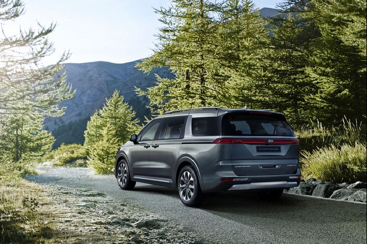 Là một chiếc xe đa dụng cỡ lớn Grand Utility Vehicle, Kia Sedona 2021 mới không chỉ phù hợp với người dùng là các ông chủ, các doanh nghiệp hay gia đình đông người mà còn hướng tới đối tượng người trẻ với cá tính năng động hơn. Chính vì vậy, Kia Sedona 2021 được chắp bút với nguồn cảm hứng tươi mới và giàu tính sáng tạo.