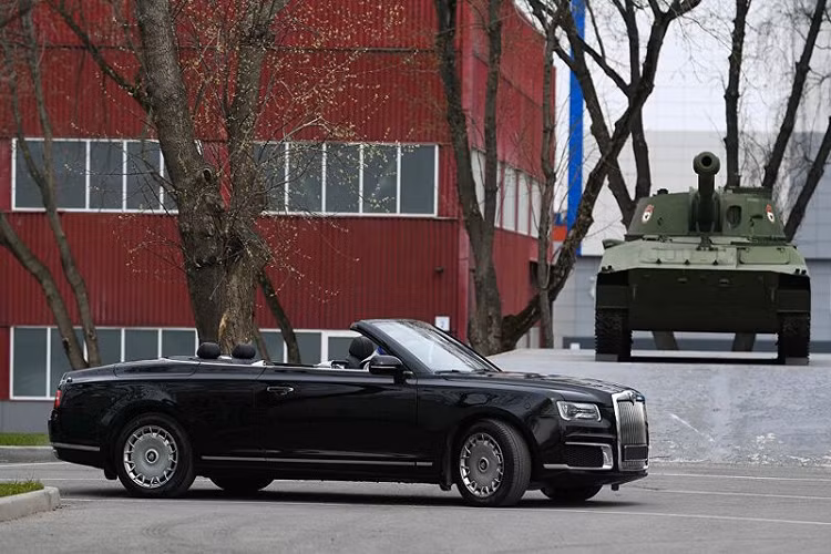 Cả hai đều được trang bị chung một khối động cơ được Porsche chung tay phát triển, khối động cơ V8 4.4L tăng áp kép, tạo ra công suất tối đa 590 mã lực và 880 Nm mô-men xoắn, đi kèm hộp số tự động 9 cấp và hệ dẫn động 4 bánh.