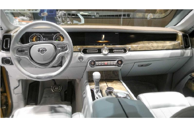 Thậm chí, điều đó còn trở nên đặc biệt hơn khi Aurus chẳng phải tốn quá nhiều tiền cho việc quảng cáo, truyền thông sản phẩm. Điều này hoàn toàn trái ngược với xu hướng và cách làm của các "Ông lớn" ngành xe thế giới.