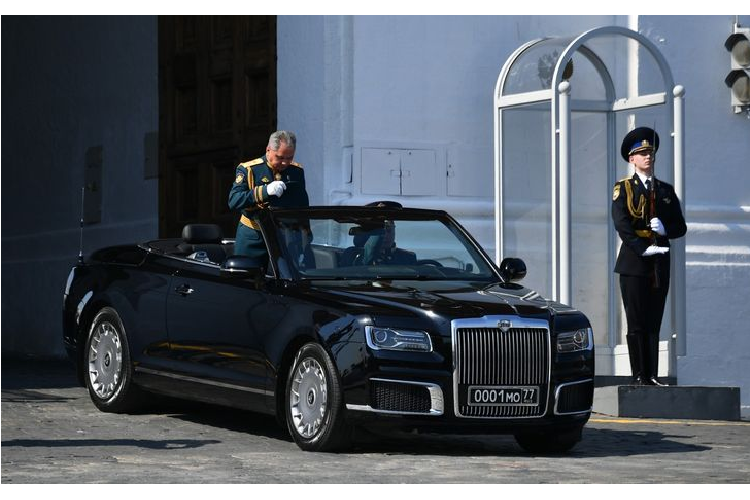 Aurus Senat thế hệ mới được truyền thông phương tây gọi với cái tên "Rolls-Royce của người Nga" nhờ những đường nét thiết kế có phần học hỏi từ hãng xe siêu sang Anh quốc. Mẫu xe này được nhà sản xuất tung ra với 2 biến thể, bao gồm limousine và convertible.