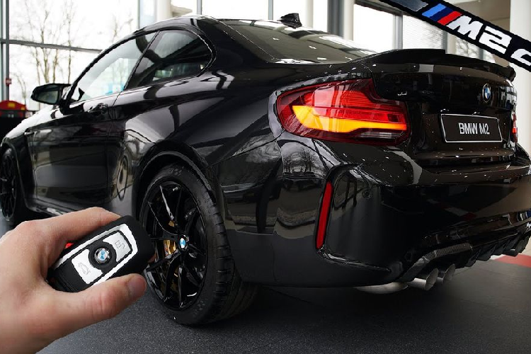 Giá xe BMW M2 CS 2020 được xem là món đồ đắt đỏ tại Hà Lan, theo thông tin trong đoạn video được công bố cho hay chiếc M2 này lên tới 154.594 Euro (tương đương hơn 3,9 tỷ đồng).