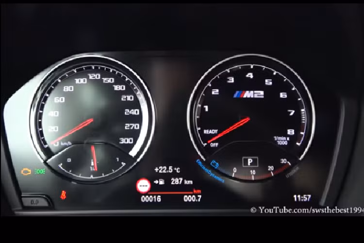 Mới đây, tại đại lý BMW Dusseldorp Apeldoorn, Hà Lan, những tín đồ của hãng xe Đức đã có dịp chiêm ngưỡng chiếc BMW M2 CS 2020 mới trong dáng vẻ “cực ngầu”. Đầu tiên, chiếc xe khoác lên mình lớp áo đen bóng đầy bí ẩn, kết hợp cùng nhiều chi tiết bằng sợi carbon càng tăng thêm vẻ đẹp gân guốc. Cụ thể hơn, bộ chia gió trước, cánh gió phía sau, ốp gương chiếu hậu và các thanh lip đều được làm từ sợi carbon.