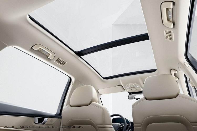 Vòng ra đằng sau, chúng ta sẽ tìm thấy cụm đèn hậu được thiết kế nằm ngang và nhỏ gọn. Ngoài ra, xe còn có cửa cốp sau khá lớn, đi kèm dòng chữ "Wuling" ở giữa đèn hậu, cánh gió mui tích hợp đèn phanh trên cao và cản sau gọn gàng, giấu được cả ống xả.