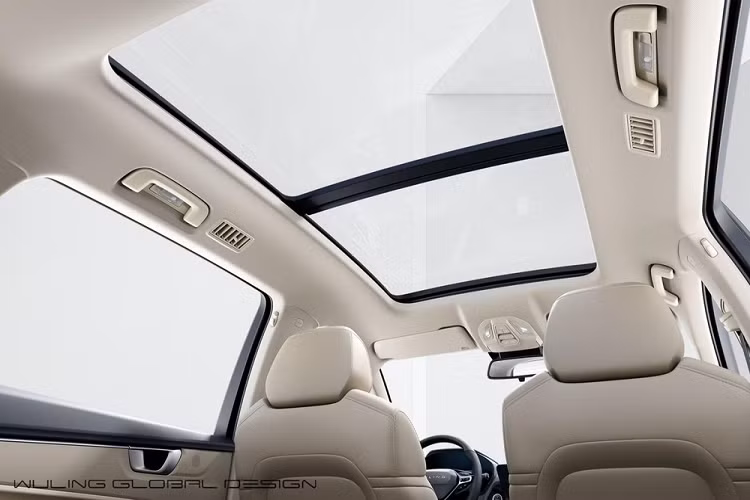 Vòng ra đằng sau, chúng ta sẽ tìm thấy cụm đèn hậu được thiết kế nằm ngang và nhỏ gọn. Ngoài ra, xe còn có cửa cốp sau khá lớn, đi kèm dòng chữ "Wuling" ở giữa đèn hậu, cánh gió mui tích hợp đèn phanh trên cao và cản sau gọn gàng, giấu được cả ống xả.