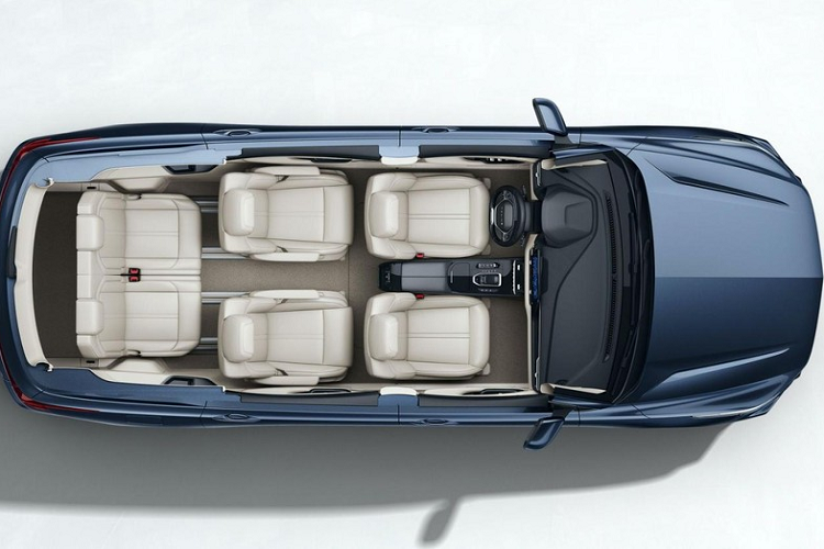 Bên trong Wuling Victory 2021 là không gian nội thất 6 chỗ tiêu chuẩn. Hàng ghế thứ hai đi kèm đệm đỡ bắp chân như xe sang và có thể trượt lên xuống nhằm mang đến cảm giác thoải mái nhất cho người ngồi.