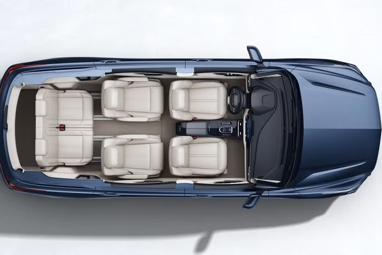 Bên trong Wuling Victory 2021 là không gian nội thất 6 chỗ tiêu chuẩn. Hàng ghế thứ hai đi kèm đệm đỡ bắp chân như xe sang và có thể trượt lên xuống nhằm mang đến cảm giác thoải mái nhất cho người ngồi.