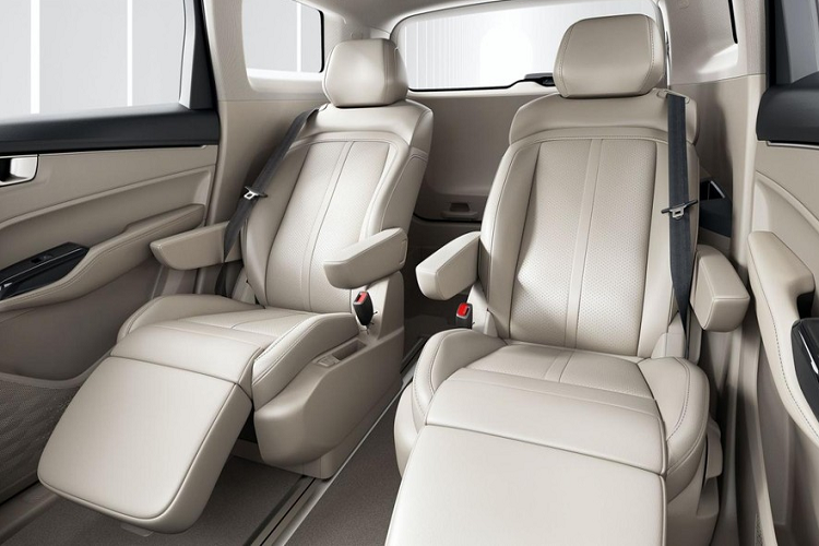 Hiện nay, thiết kế MPV theo phong cách SUV dường như đã trở thành xu hướng chung của nhiều hãng ô tô. Wuling cũng không phải là ngoại lệ khi áp dụng công thức MPV + SUV cho Victory 2021. Được biết, Wuling Victory 2021 sở hữu chiều dài 4.875 mm, rộng 1.880 mm, cao 1.700 mm và chiều dài cơ sở 2.800 mm. Với kích thước này, nếu về Việt Nam, Wuling Victory 2021 sẽ trở thành đối thủ mới của Toyota Innova.