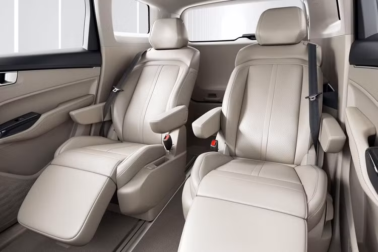 Hiện nay, thiết kế MPV theo phong cách SUV dường như đã trở thành xu hướng chung của nhiều hãng ô tô. Wuling cũng không phải là ngoại lệ khi áp dụng công thức MPV + SUV cho Victory 2021. Được biết, Wuling Victory 2021 sở hữu chiều dài 4.875 mm, rộng 1.880 mm, cao 1.700 mm và chiều dài cơ sở 2.800 mm. Với kích thước này, nếu về Việt Nam, Wuling Victory 2021 sẽ trở thành đối thủ mới của Toyota Innova.