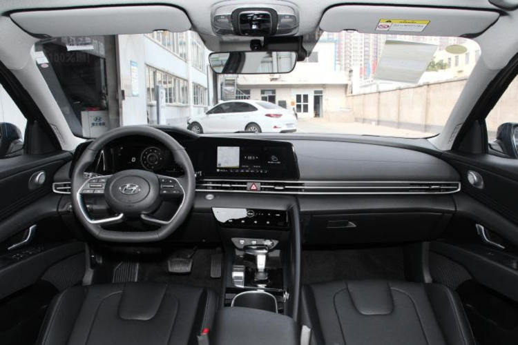 Chưa hết, Hyundai Elantra 2021 còn có cản trước góc cạnh, tích hợp hốc đèn sương mù hình tam giác. Thêm vào đó là nắp ca-pô với những đường dập gân nhẹ, vuốt về phía sau. Bên sườn, xe được trang bị những đường gân nổi bật trên sườn xe và nóc dốc về phía sau theo phong cách coupe. Ngoài ra, trên sườn xe còn có những đường cắt góc cạnh và táo bạo, gây ấn tượng mạnh về thị giác.