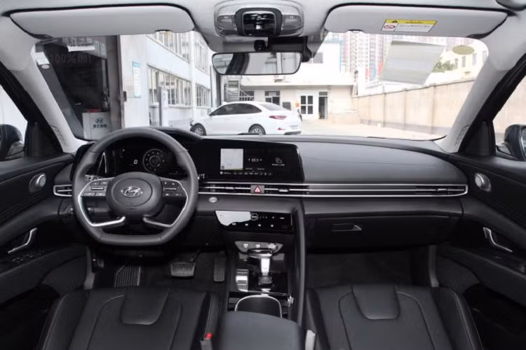 Chưa hết, Hyundai Elantra 2021 còn có cản trước góc cạnh, tích hợp hốc đèn sương mù hình tam giác. Thêm vào đó là nắp ca-pô với những đường dập gân nhẹ, vuốt về phía sau. Bên sườn, xe được trang bị những đường gân nổi bật trên sườn xe và nóc dốc về phía sau theo phong cách coupe. Ngoài ra, trên sườn xe còn có những đường cắt góc cạnh và táo bạo, gây ấn tượng mạnh về thị giác.