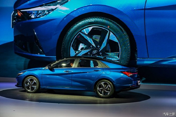 Trên đầu xe của Hyundai Elantra 2021 dành cho thị trường Trung Quốc cũng có lưới tản nhiệt Cascading Grille cách điệu với kích thước khá lớn và kéo dài xuống cản trước, tích hợp đèn báo rẽ ở hai góc. Nằm cạnh đèn báo rẽ này là cụm đèn pha góc cạnh với dải đèn LED định vị ban ngày ôm sát viền nắp ca-pô.