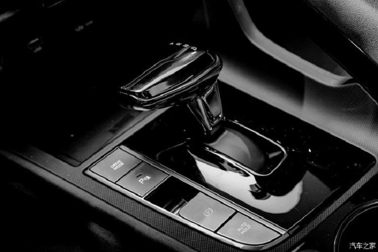 Bước vào bên trong Hyundai Elantra 2021 dành cho thị trường Trung Quốc, chúng ta mới thấy những sự khác biệt rõ rệt so với phiên bản quốc tế. Cụ thể, mẫu sedan cỡ C này vẫn được trang bị 2 màn hình 10,25 inch bên trong bảng đồng hồ kỹ thuật số và phục vụ hệ thống thông tin giải trí. Hai màn hình này nối liền với nhau, tạo thành một khối trên mặt táp-lô. Màn hình thông tin giải trí còn ngả khoảng 10 độ về phía người lái.