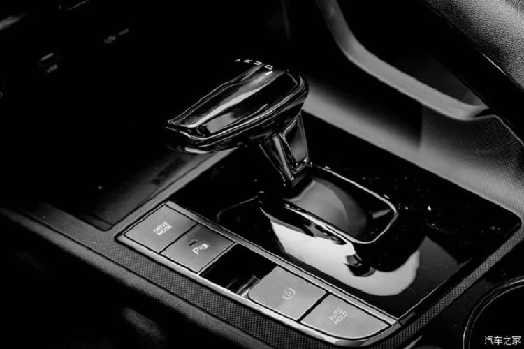 Bước vào bên trong Hyundai Elantra 2021 dành cho thị trường Trung Quốc, chúng ta mới thấy những sự khác biệt rõ rệt so với phiên bản quốc tế. Cụ thể, mẫu sedan cỡ C này vẫn được trang bị 2 màn hình 10,25 inch bên trong bảng đồng hồ kỹ thuật số và phục vụ hệ thống thông tin giải trí. Hai màn hình này nối liền với nhau, tạo thành một khối trên mặt táp-lô. Màn hình thông tin giải trí còn ngả khoảng 10 độ về phía người lái.