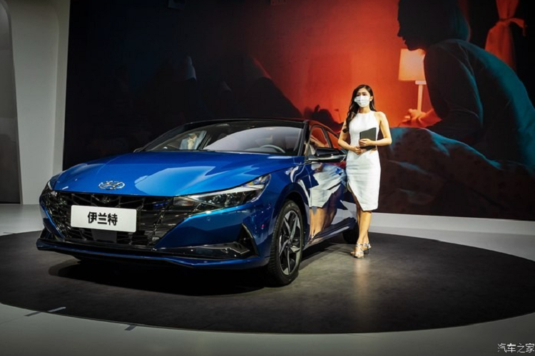 Vào hồi tháng 3 đầu năm nay, hãng Hyundai đã chính thức giới thiệu thế hệ mới của mẫu xe Elantra tại thị trường quốc tế. Mãi đến triển lãm Ô tô Bắc Kinh 2020, hãng xe Hàn Quốc mới giới thiệu mẫu sedan cỡ C - Hyundai Elantra 2021 mới tới khách hàng Trung Quốc.