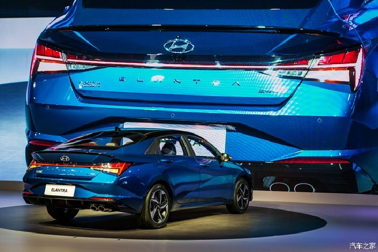 Về an toàn, Hyundai Elantra 2021 tại Trung Quốc có những trang bị như cảnh báo phương tiện cắt ngang khi lùi, camera 360 độ và hệ thống hỗ trợ lái bán tự động cấp độ 2. Tại thị trường Trung Quốc, mẫu sedan cỡ C này có tổng cộng 5 bản trang bị. Giá xe Hyundai Elantra 2021 dao động từ 109.800 - 145.800 Nhân dân tệ (khoảng 374 - 497 triệu đồng).