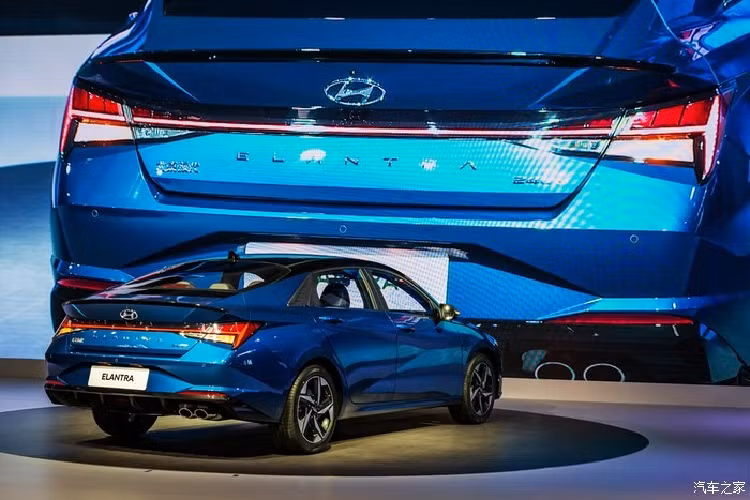 Về an toàn, Hyundai Elantra 2021 tại Trung Quốc có những trang bị như cảnh báo phương tiện cắt ngang khi lùi, camera 360 độ và hệ thống hỗ trợ lái bán tự động cấp độ 2. Tại thị trường Trung Quốc, mẫu sedan cỡ C này có tổng cộng 5 bản trang bị. Giá xe Hyundai Elantra 2021 dao động từ 109.800 - 145.800 Nhân dân tệ (khoảng 374 - 497 triệu đồng).