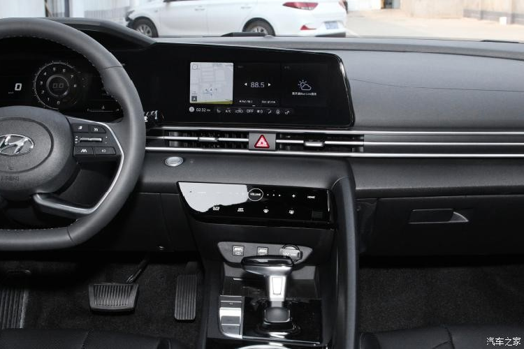 Đằng sau, Hyundai Elantra 2021 được trang bị cánh gió nhỏ tích hợp vào nắp cốp. Bên dưới cánh gió này là cụm đèn hậu góc cạnh, được nối với nhau bằng một dải đèn nhỏ, hứa hẹn gây ấn tượng tốt trong đêm. Ngoài ra, xe còn có vỏ gương ngoại thất và cánh gió đuôi màu đen tương phản.