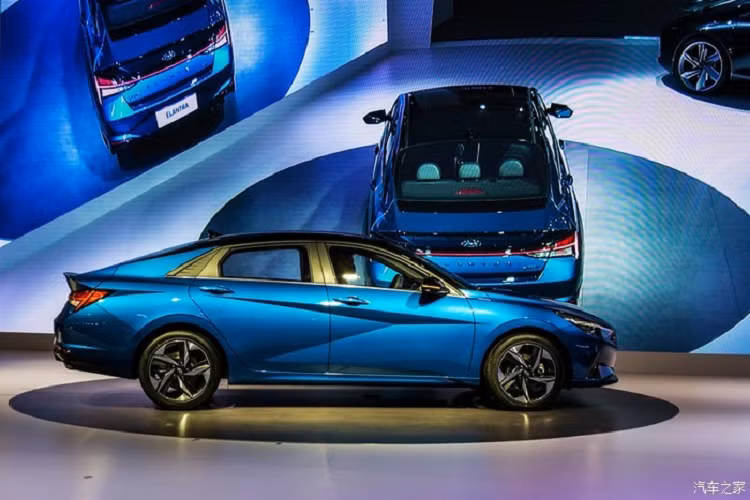 So với phiên bản quốc tế, Hyundai Elantra 2021 tại Trung Quốc sở hữu một số thay đổi đáng chú ý. Đầu tiên là kích thước của Hyundai Elantra 2021 tại thị trường Trung Quốc với chiều dài 4.680 mm và chiều dài cơ sở 2.720 mm. Như vậy, mẫu sedan cỡ C này dài hơn 30 mm so với phiên bản ở thị trường quốc tế trong khi chiều dài cơ sở không thay đổi.