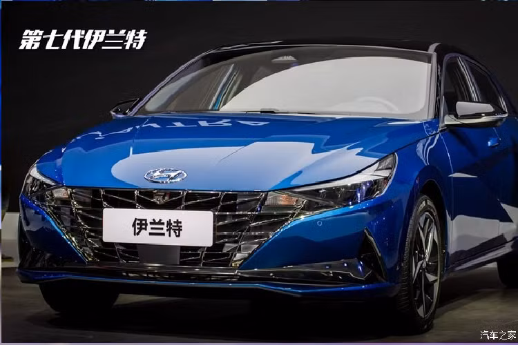 Bên ngoài, Hyundai Elantra 2021 dành cho thị trường Trung Quốc sở hữu thiết kế về cơ bản là giống phiên bản quốc tế. Xe cũng được áp dụng ngôn ngữ thiết kế Sensuous Sportiness mới nhất của thương hiệu Hyundai, tương tự người anh em Tucson 2021.