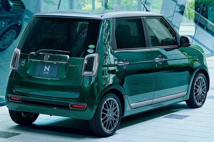 Trong khi đó, cụm đèn hậu LED hình chữ nhật của xe được cải tiến sao cho trông hiện đại hơn, đi kèm viền màu đỏ thanh mảnh bên ngoài. Trước đây, Honda N-One thường có thiết kế khác nhau ở các phiên bản. Tuy nhiên, ở thế hệ mới, sự khác biệt trong thiết kế của các phiên bản không còn nhiều như trước nữa. Thay vào đó, hãng Honda dùng chung thiết kế cản trước cho mọi phiên bản của mẫu xe "hộp diêm" này.