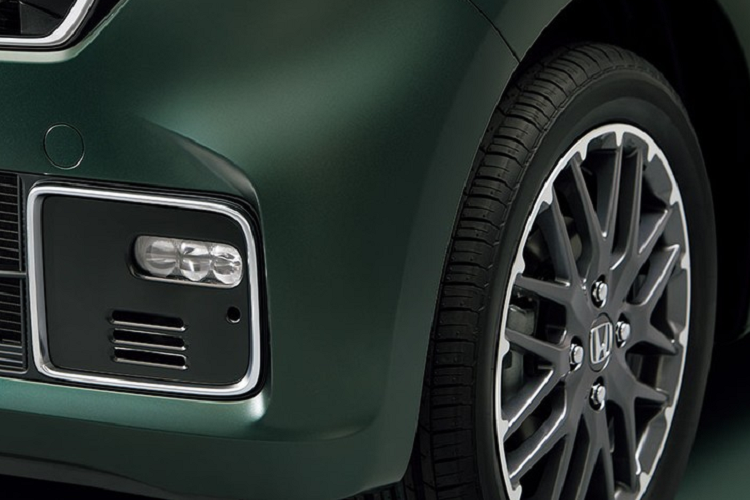 Nguồn cung cấp sức mạnh cho Honda N-One 2021 là động cơ xăng 3 xi-lanh, dung tích 658 cc theo quy định dành cho kei car tại Nhật Bản. Động cơ này trên bản tiêu chuẩn và Premium sẽ chỉ tạo ra công suất tối đa 58 mã lực tại tua máy 7.300 vòng/phút và mô-men xoắn cực đại 65 Nm tại tua máy 4.800 vòng/phút. Trong khi đó, bản Premium Tourer và RS dùng phiên bản tăng áp của động cơ này nên có công suất tối đa 64 mã lực tại tua máy 6.000 vòng/phút cùng mô-men xoắn cực đại 104 Nm tại tua máy 2.600 vòng/phút.