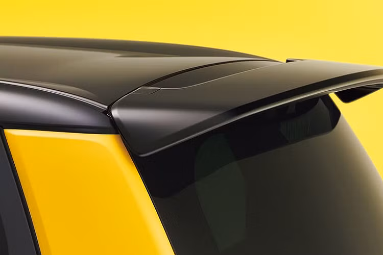 Đằng sau vô lăng xuất hiện bảng đồng hồ mới với màn hình màu đa thông tin. Đằng sau vô lăng xuất hiện bảng đồng hồ mới với màn hình màu đa thông tin.