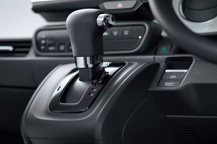 Phanh đỗ xe điện tử, tính năng tạm giữ phanh tự động ... và ghế Ultra Seats đằng sau là những điểm nhấn không thể bỏ qua của mẫu xe "hộp diêm" này. Ghế Ultra Seats vừa thực dụng vừa có tính năng nhắc nhở vẫn còn hành khách ngồi trên xe để tài xế không bỏ quên. Đây là mẫu xe kei car đầu tiên tại Nhật Bản được trang bị tính năng này.