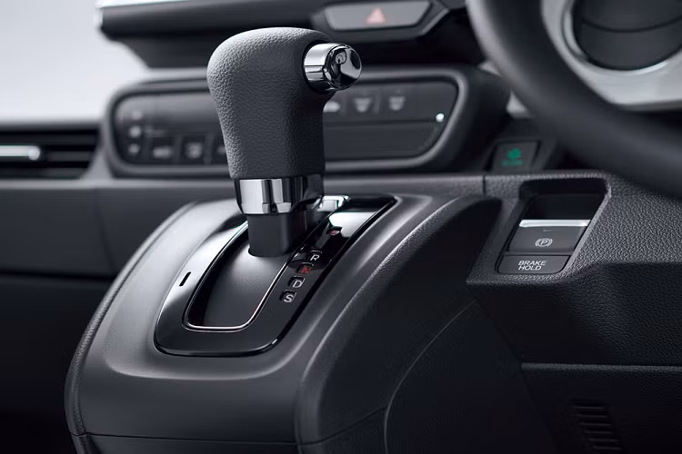 Phanh đỗ xe điện tử, tính năng tạm giữ phanh tự động ... và ghế Ultra Seats đằng sau là những điểm nhấn không thể bỏ qua của mẫu xe "hộp diêm" này. Ghế Ultra Seats vừa thực dụng vừa có tính năng nhắc nhở vẫn còn hành khách ngồi trên xe để tài xế không bỏ quên. Đây là mẫu xe kei car đầu tiên tại Nhật Bản được trang bị tính năng này.