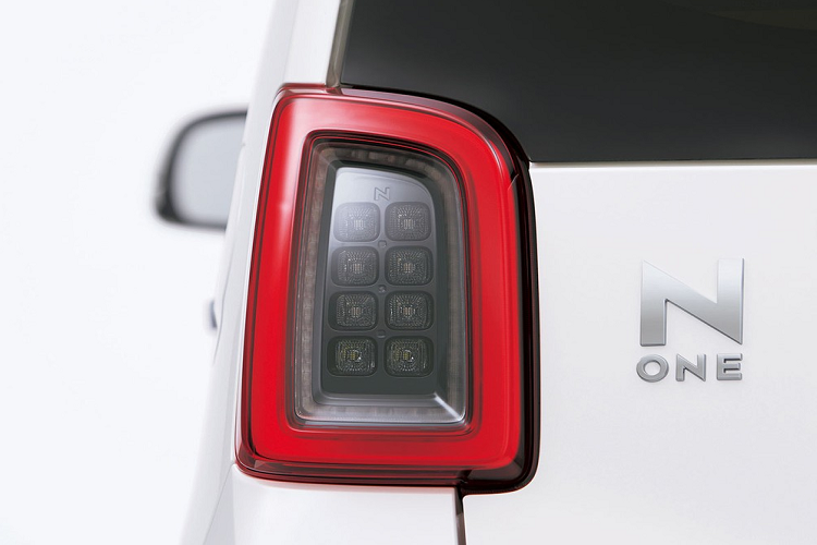 Tuy nhiên, ở bản Premium và RS, Honda N-One thế hệ mới sẽ được trang bị lưới tản nhiệt cỡ lớn hơn. Bản Premium được trang bị lưới tản nhiệt với thiết kế dạng nan trong khi bản RS dùng mắt lưới hình tổ ong.