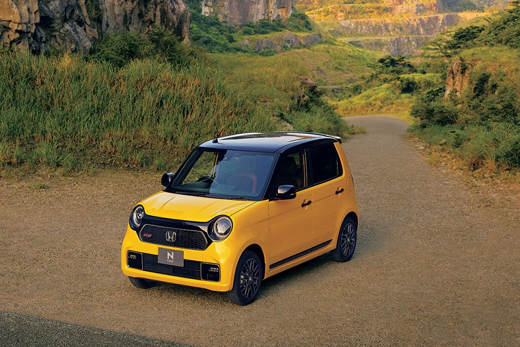 Tuy nhiên, sự thay đổi thực sự của Honda N-One 2021 nằm ở bên trong xe. Tại đây, mẫu xe "hộp diêm" này được bổ sung mặt táp-lô hoàn toàn mới với màn hình trung tâm nằm độc lập. Đặc biệt, cửa gió điều hòa của xe còn khác nhau với thiết kế tròn bên người lái và hình chữ nhật bên hành khách. Nằm bên dưới màn hình trung tâm là màn hình nhỏ dành riêng cho hệ thống điều hòa.