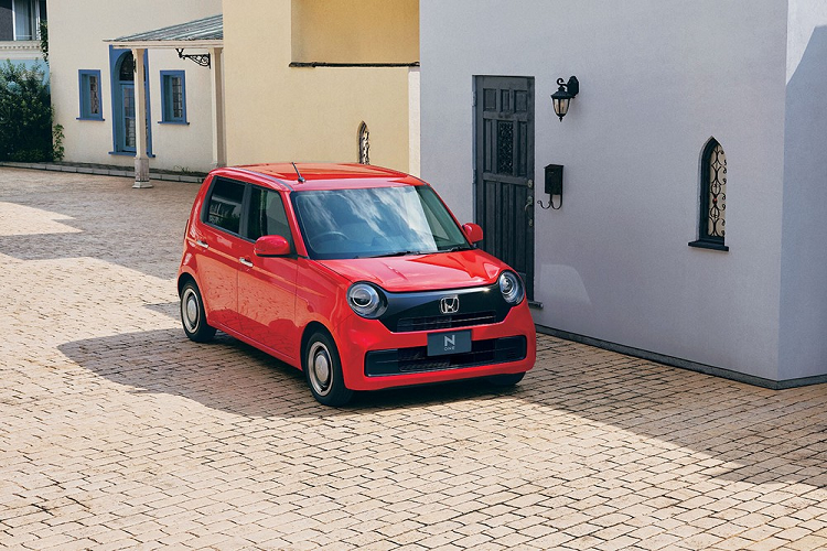 Thêm vào đó là đèn sương mù LED phía trước, vỏ đèn hậu trong suốt và cánh gió mui. Riêng viền cửa sổ, tay nắm cửa và ốp trên cửa sẽ được mạ crôm sáng bóng ở bản Premium hoặc đen bóng trên bản RS. Không dừng ở đó, Honda N-One 2021 còn được trang bị bộ vành sơn phối 2 màu ở bản Premium và đen nhám ở bản RS. 2 bản Premium Tourer và RS đều dùng vành 15 inch có thiết kế chấu hình chữ Y.