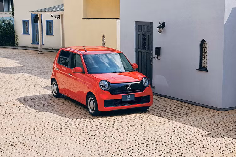 Thêm vào đó là đèn sương mù LED phía trước, vỏ đèn hậu trong suốt và cánh gió mui. Riêng viền cửa sổ, tay nắm cửa và ốp trên cửa sẽ được mạ crôm sáng bóng ở bản Premium hoặc đen bóng trên bản RS. Không dừng ở đó, Honda N-One 2021 còn được trang bị bộ vành sơn phối 2 màu ở bản Premium và đen nhám ở bản RS. 2 bản Premium Tourer và RS đều dùng vành 15 inch có thiết kế chấu hình chữ Y.