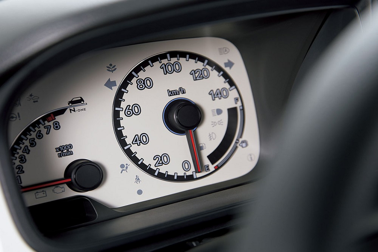 Cuối cùng là những trang bị an toàn như đèn pha tự động và tránh đạp nhầm chân ga khi lùi. Tương tự những mẫu xe Honda khác, N-One thế hệ mới cũng có hệ thống Honda Sensing, bao gồm phanh khẩn cấp tự động, kiểm soát hành trình thích ứng, hỗ trợ giữ làn đường, hỗ trợ đưa xe vào giữa làn đường và nhận diện biển báo giao thông. Như vậy, N-One 2021 còn có nhiều trang bị an toàn hơn cả những mẫu xe Honda tại Việt Nam như Accord, Civic hay City.