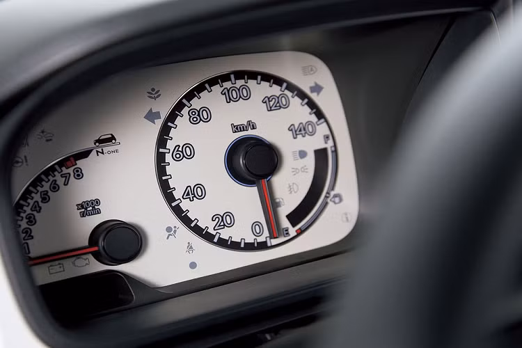 Cuối cùng là những trang bị an toàn như đèn pha tự động và tránh đạp nhầm chân ga khi lùi. Tương tự những mẫu xe Honda khác, N-One thế hệ mới cũng có hệ thống Honda Sensing, bao gồm phanh khẩn cấp tự động, kiểm soát hành trình thích ứng, hỗ trợ giữ làn đường, hỗ trợ đưa xe vào giữa làn đường và nhận diện biển báo giao thông. Như vậy, N-One 2021 còn có nhiều trang bị an toàn hơn cả những mẫu xe Honda tại Việt Nam như Accord, Civic hay City.