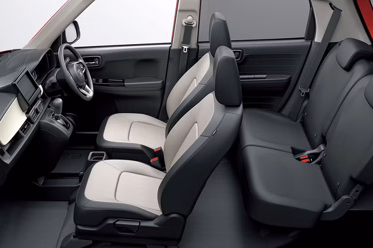 Ngoài ra, Honda N-One RS 2021 cũng là mẫu xe kei car đầu tiên tại Nhật Bản có hộp số sàn, hệ thống kiểm soát hành trình thích ứng và hỗ trợ đưa xe vào giữa làn đường.