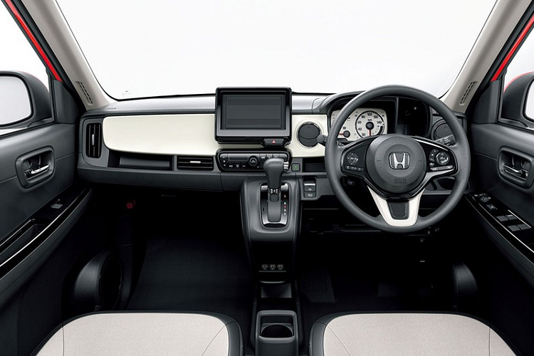 Cả hai phiên bản động cơ đều đồng hành với hộp số biến thiên vô cấp CVT và hệ dẫn động cầu trước hoặc 4 bánh toàn thời gian. Lần đầu tiên, Honda N-One RS 2021 có thêm phiên bản số sàn và dẫn động cầu trước. Đây cũng là mẫu xe kei car đầu tiên tại Nhật Bản được trang bị như thế.