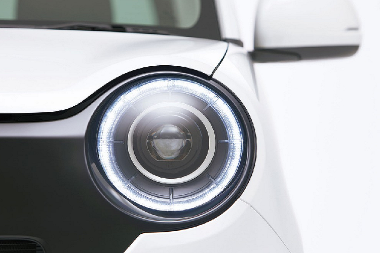 Cụm đèn pha của mẫu xe kei car Honda N-One này vẫn được thiết kế tròn trịa, vừa cổ điển vừa dễ thương. Ngoài ra, cụm đèn pha còn đi kèm dải đèn LED định vị ban ngày hình tròn, đóng vai trò như đèn báo rẽ. Đằng sau, Honda N-One 2021 chỉ được thay đổi thiết kế cản sau. Trên cản sau có thêm đèn phản quang nằm ngang màu đỏ mới.