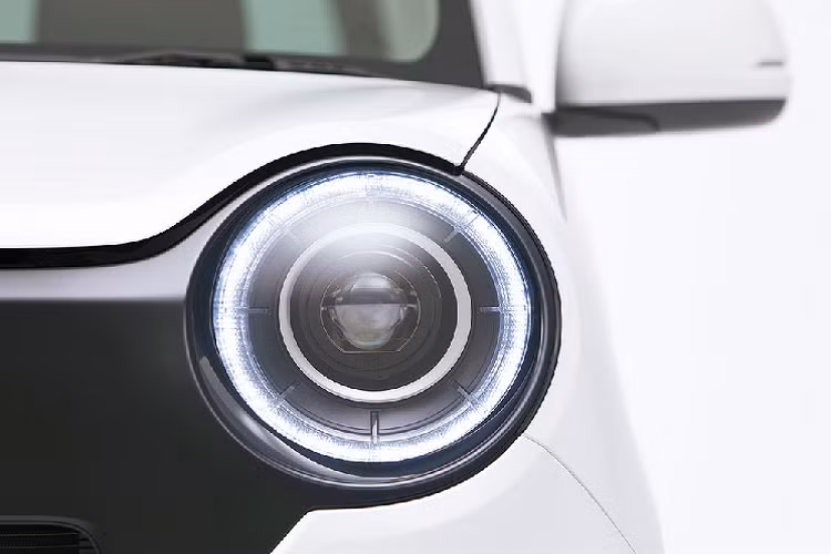 Cụm đèn pha của mẫu xe kei car Honda N-One này vẫn được thiết kế tròn trịa, vừa cổ điển vừa dễ thương. Ngoài ra, cụm đèn pha còn đi kèm dải đèn LED định vị ban ngày hình tròn, đóng vai trò như đèn báo rẽ. Đằng sau, Honda N-One 2021 chỉ được thay đổi thiết kế cản sau. Trên cản sau có thêm đèn phản quang nằm ngang màu đỏ mới.