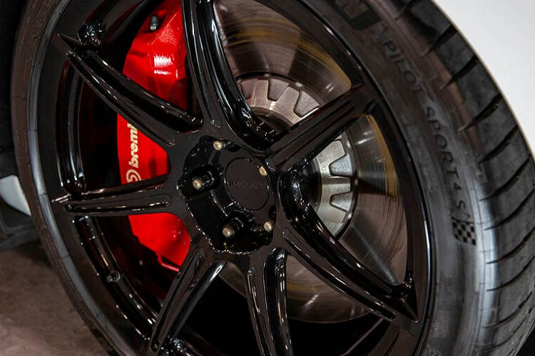 Ở ngoại thất, GT500SE sẽ có được nắp động cơ mới được làm hoàn toàn bằng sợi carbon khô, mâm xe mới, lốp xe hiệu năng cao. Hệ thống treo được nâng cấp với bán trục mới, thanh chống lật nâng cấp ở cả phía trước lẫn phía sau, tấm canh góc caster và camber. Giá của gói độ GT500SE sẽ ở mức 29.995 USD.