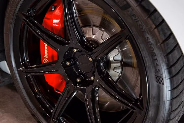 Ở ngoại thất, GT500SE sẽ có được nắp động cơ mới được làm hoàn toàn bằng sợi carbon khô, mâm xe mới, lốp xe hiệu năng cao. Hệ thống treo được nâng cấp với bán trục mới, thanh chống lật nâng cấp ở cả phía trước lẫn phía sau, tấm canh góc caster và camber. Giá của gói độ GT500SE sẽ ở mức 29.995 USD.