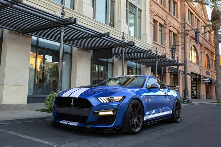 Các gói Carroll Shelby Signature Edition giới hạn của chúng tôi được thiết kế dựa trên khả năng tuyệt vời của chúng để mang đến một phiên bản thậm chí còn mạnh mẽ, tinh tế và độc quyền của hai chiếc xe này.