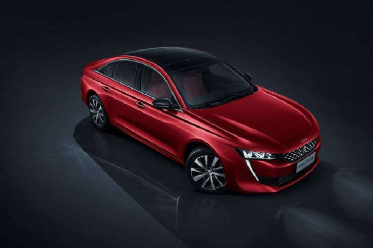 Ở bên trong, Peugeot 508 L mới có các ghế bọc da đỏ và tấm lót trần màu đen. Chiếc sedan cỡ trung cũng được cung cấp các tính năng công nghệ tương tự như những mẫu 508 khác, bao gồm hệ thống lọc không khí và i-Cockpit. Giá xe Peugeot 508 L 400 THP có mức bán ra khởi điểm từ 189.700 Nhân dân tệ (khoảng 645,2 triệu đồng).