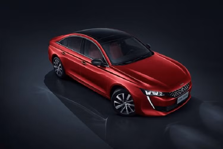 Ở bên trong, Peugeot 508 L mới có các ghế bọc da đỏ và tấm lót trần màu đen. Chiếc sedan cỡ trung cũng được cung cấp các tính năng công nghệ tương tự như những mẫu 508 khác, bao gồm hệ thống lọc không khí và i-Cockpit. Giá xe Peugeot 508 L 400 THP có mức bán ra khởi điểm từ 189.700 Nhân dân tệ (khoảng 645,2 triệu đồng).