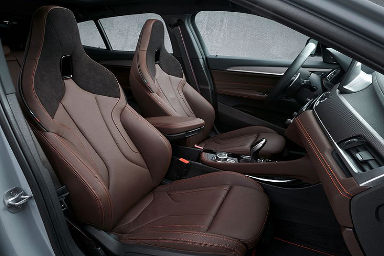 Đối với nội thất, phiên bản đặc biệt mới của BMW X2 được trang bị tiêu chuẩn với ghế M Sport bọc da Dakota đen đục lỗ, vô lăng thể thao M Sport tích hợp lẫy chuyển số, ốp ngưỡng cửa khắc dòng chữ "Edition", nhiều chi tiết trang trí hình lục giác bằng nhôm và các điểm nhấn màu màu xám ngọc Pearl Grey Chrome